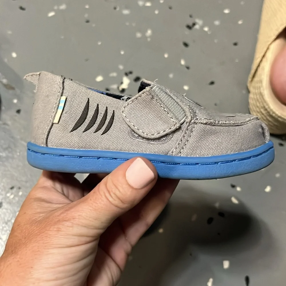 Toms - Picture 3 of 5